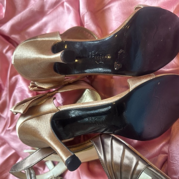 Dressy shoes -3 pairs size 7. Gold Bronze Silver - Picture 7 of 13